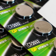 Nahaufnahme einer grün-schwarzen Verpackung mit Knopfbatterien.