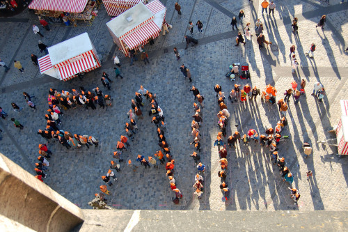 Flashmob FairFlash im Rahmen der Fairen Woche 2010 auf dem Lorenzer Platz vor der Nürnberger Lorenzkirche.