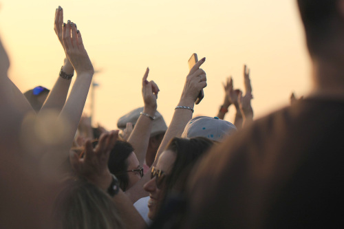 Junge Leute tanzen auf einem Festival im Freien.