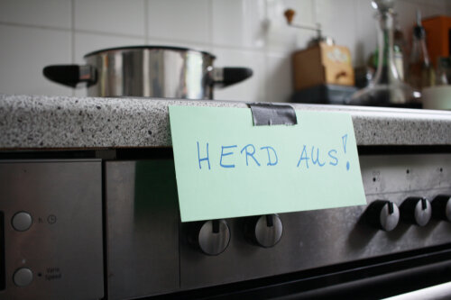 Zettel mit dem Hinweis "Herd aus" klebt am Herd