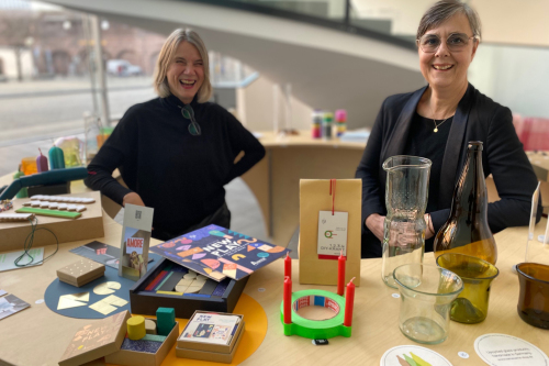 Stand mit Design-Artikeln von Frisches Design im Neuen Museum Nürnberg.