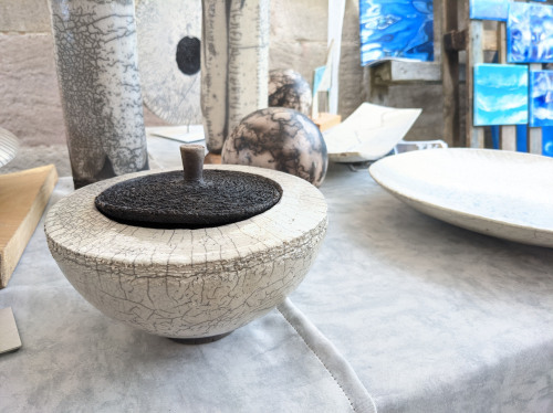 Keramikgefäß und Keramikschale auf einem Stand beim Kunst- und Designmarkt Almoshof.