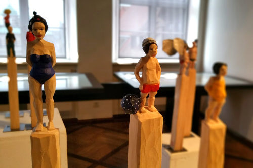 Holzfiguren in der Ausstellung Kunst & Handwerk