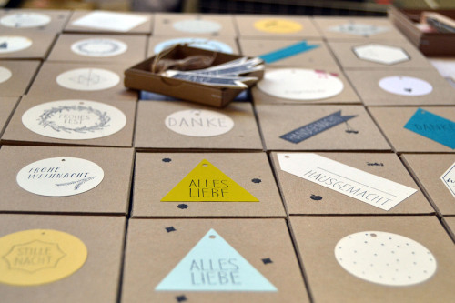 Selbstgemachte Anhänger auf einem Design-Stand