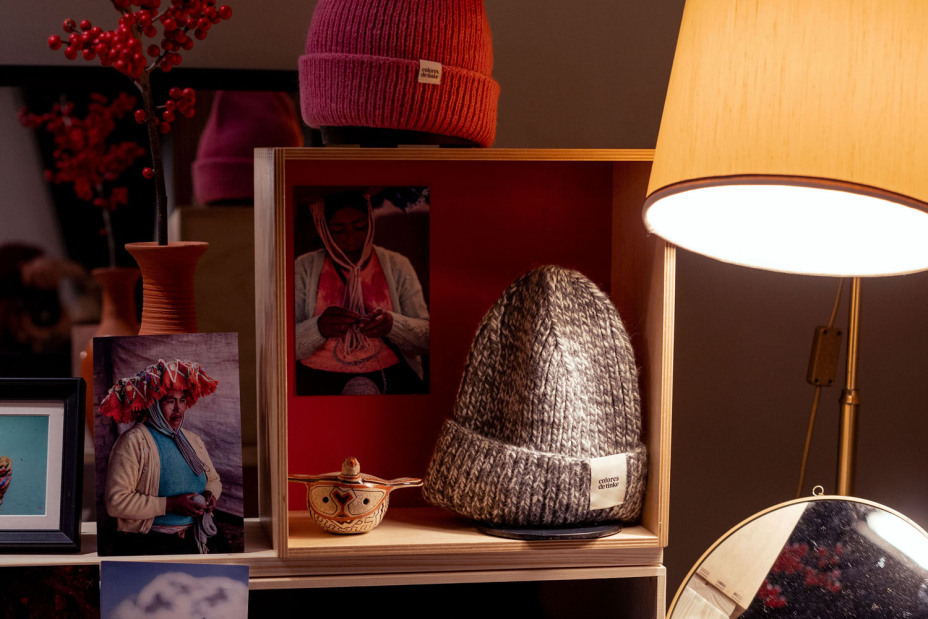 Kreatives Angebot auf dem Winterkiosk im Künstlerhaus: Strickwaren und kleine Kunstwerke.