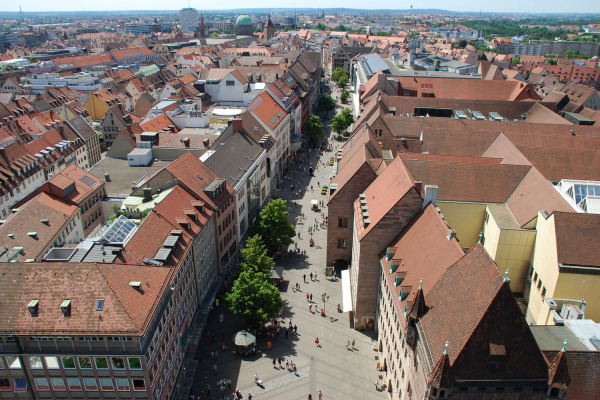 Fußgängerzone in der Karolinenstraße aus der Luft gesehen.