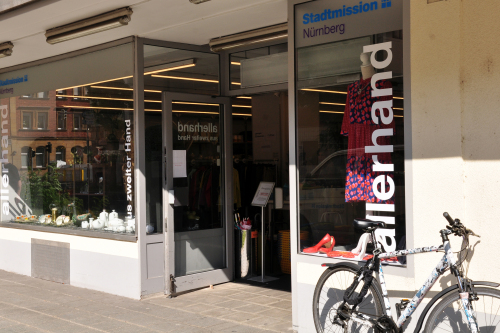 Blick auf den allerhand Gebrauchtwarenladen der Stadtmission in der Rothenburger Straße 156