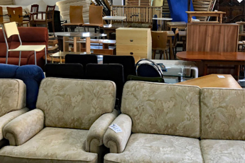 Blick in das gut gefüllte BRK Möbellager.