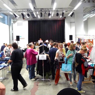 ( Bild: Kulturbüro Muggenhof / Stadt Nürnberg ) Trikottausch auf AEG