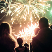 Leute, die ein Silvesterfeuerwerk anschauen.