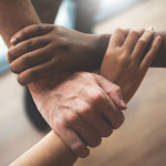 Drei Hände als Symbol für Vielfalt