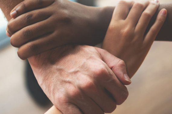 Drei Hände als Symbol  für Vielfalt
