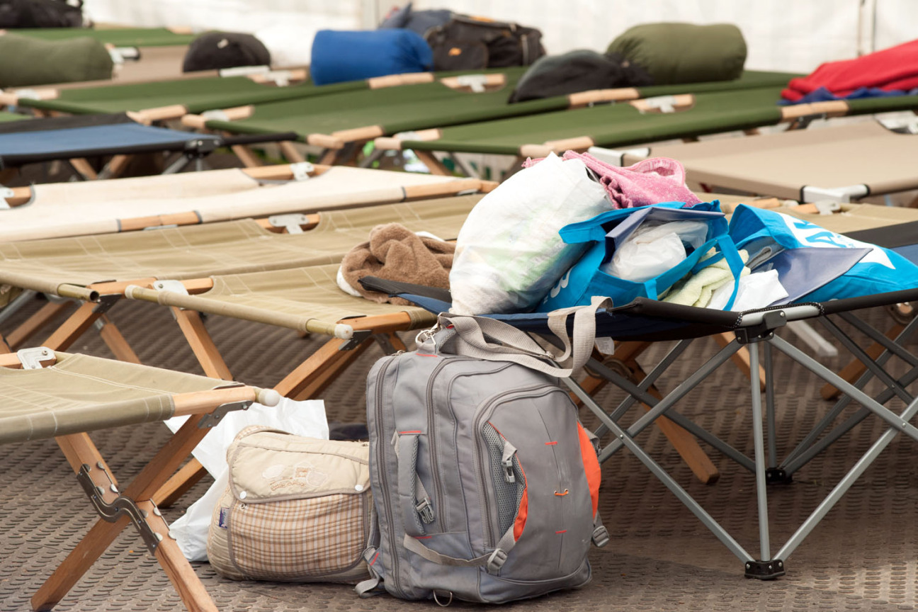 Bild © Christine Dierenbach / Stadt Nürnberg Rucksack und Taschen auf Feldbetten, Bild © Christine Dierenbach / Stadt Nürnberg