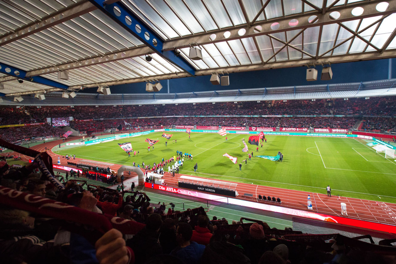 Bild © Sportfoto Zink / DaMa Anhänger des 1. FC Nürnberg im Stadion, Bild © Sportfoto Zink / DaMa