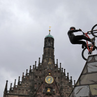 Fahrer steht auf der Rampe mit Frauenkirche im Hintergrund.