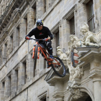 Fahrer beim Sprung vorm Rathaus