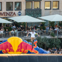 ...und über die waghalsigen Sprünge der Rider gestaunt. Zum ersten Mal gingen auch Slopestyle-Fahrerinnen an den Start.