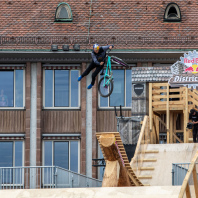 Hier sind die Biker aus 15 Metern Höhe gestartet.