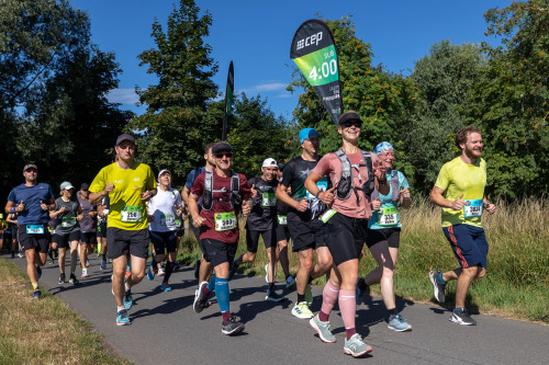 Läufergruppe mit Pacemaker beim Metropolmarathon im Fürther Wiesengrund.