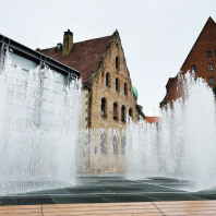 Jeppe Heins begehbarer Hexagonal Water Pavillon sprudelt seit Juli 2024 auf dem Hallplatz.