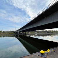 Frankenschnellwegbrücke über dem Kanal in Nürnberg.