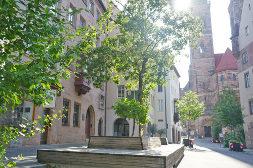 Blick über den Weinmarkt in Richtung St. Sebald.