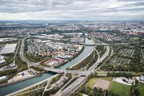 Die Hafenbrücken über den Main-Donau-Kanal und die Südwesttangente.