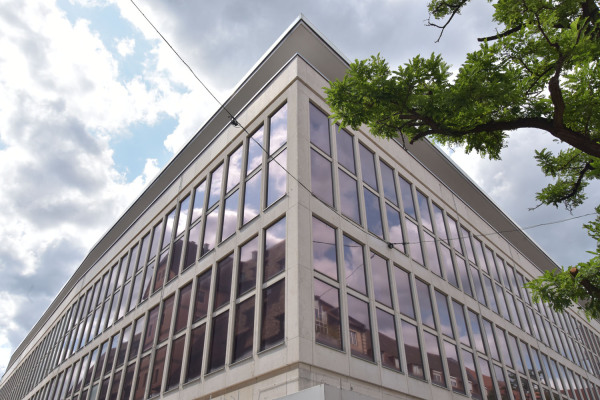 Blick auf die Außenfassade des ehemaligen Kaufhofgebäudes in der Nürnberger Innenstadt.