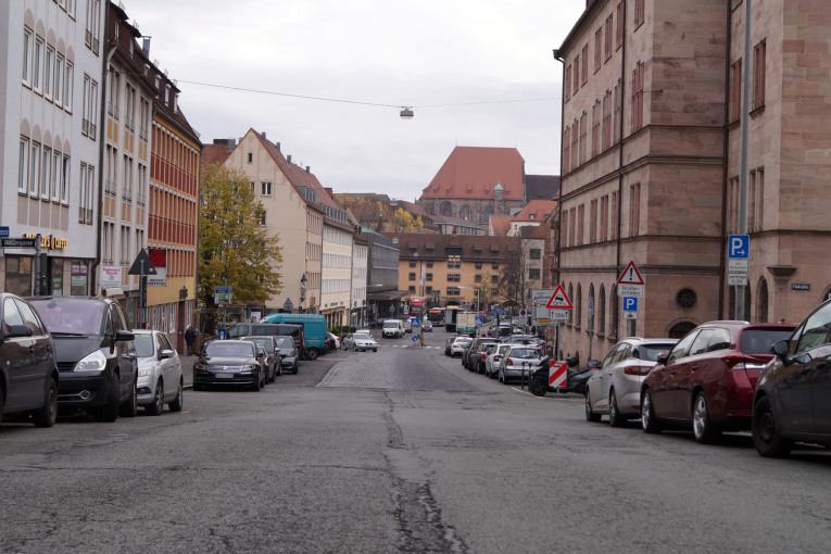 Sanierubngsbedürftige Straße am Obstmarkt.