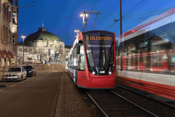Eine Straßenbahn des Typs Avenio führt am Nürnberger Hauptbahnhof los.