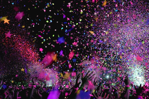 Konfettiregen auf einem Open Air Festival.