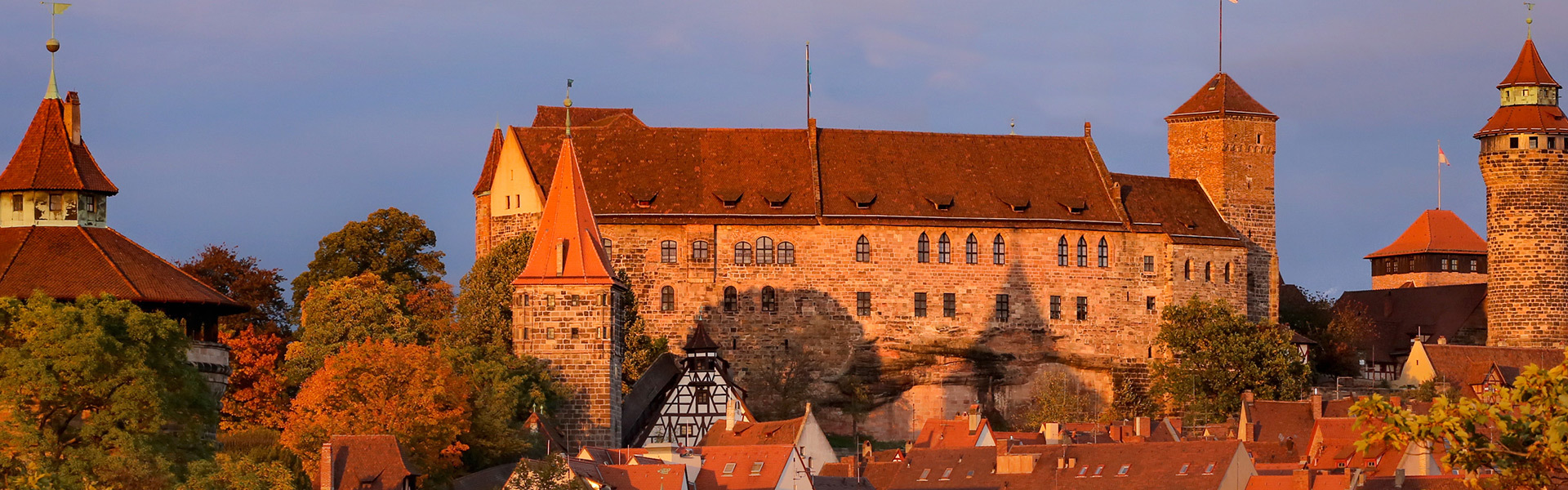 Burg im Sonnenuntergang im Herbst