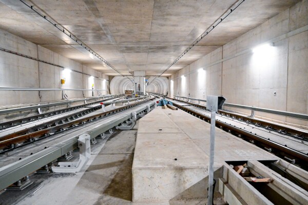 U-Bahnhof Gebersdorf: Blick in den Tunnel auf die Gleise