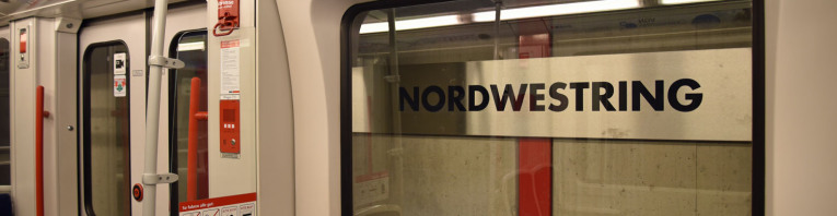 Blick aus U-Bahn auf Schriftzug Nordwestring im Bahnhof