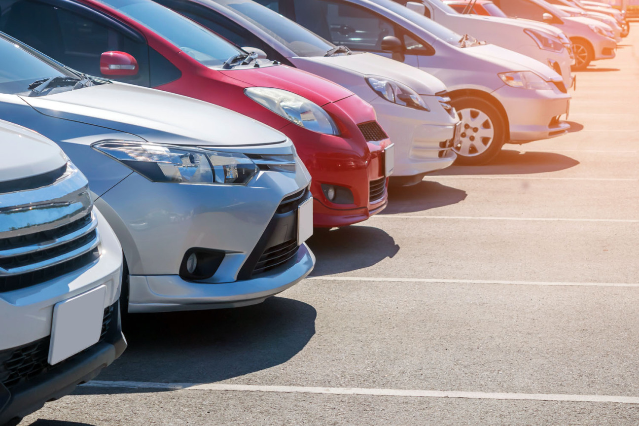 Bild © Merrymuuu / AdobeStock Parkende Autos auf einem asphaltierten Parkplatz., Bild © Merrymuuu / AdobeStock
