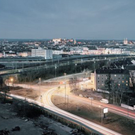 Frankenschnellweg. Im Hintergrund liegt die Silhouette der beleu