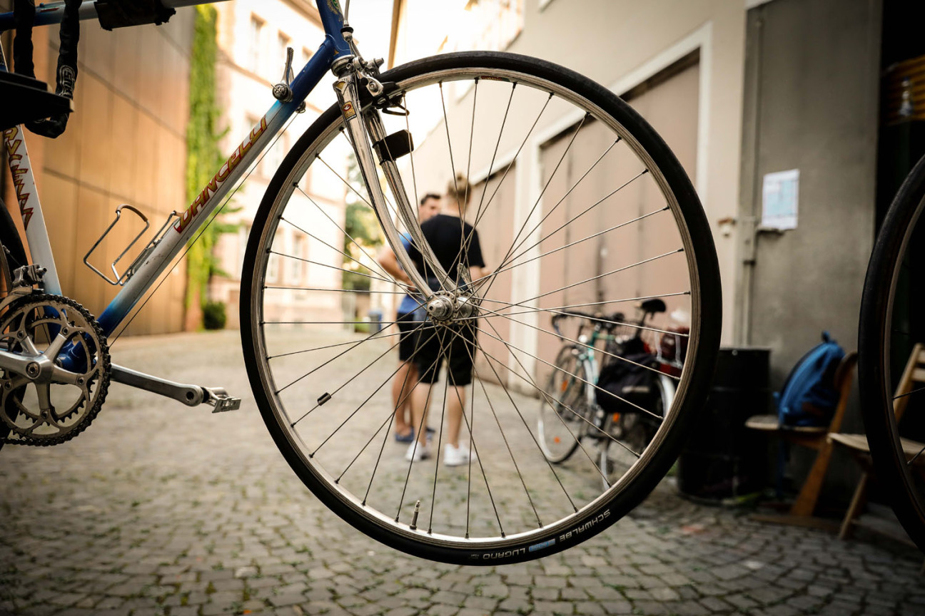 Bild © Axel Eisele / Stadt Nürnberg Vorderrad mit Speichen in einem Hinterhof., Bild © Axel Eisele / Stadt Nürnberg