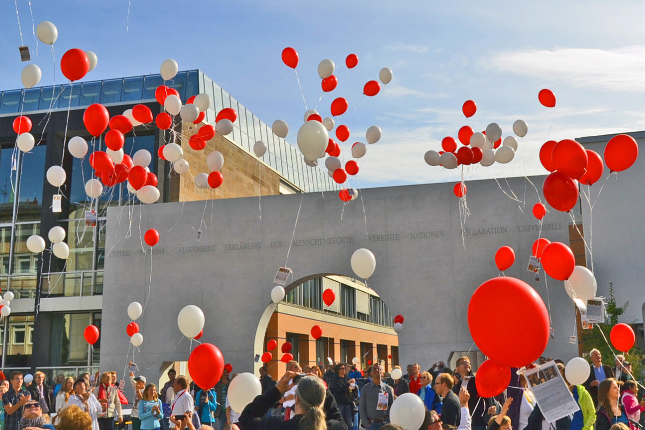 Bild © Stadt Nürnberg Ballons steigen bei der Friedenstafel auf., Bild © Stadt Nürnberg
