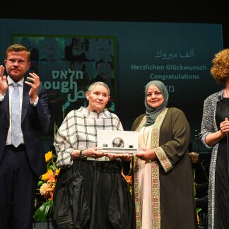 ( Bild: Christine Dierenbach / Christine Dierenbach / Stadt Nürnberg ) Den Preis haben Oberbürgermeister Marcus König und Jury-Mitglied Noa Karavan-Cohen (rechts), die auch die Laudatio auf die Preisträgerinnen hielt, überreicht.