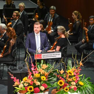 ( Bild: Christine Dierenbach / Christine Dierenbach / Stadt Nürnberg ) „Angesichts des Terrors am 7. Oktober 2023 und der Verheerungen im Gazastreifen mag es viele Menschen verwundern, wenn nicht sogar irritieren, von Freundschaft und Annäherung zwischen Israelis und Palästinensern zu sprechen. Aber es gibt sie, die jüdisch-palästinensischen Freundschaften, die Mitglieder von Parents Circle – Families Forum geben uns dieses Beispiel“, sagte Oberbürgermeister Marcus König zur Eröffnung