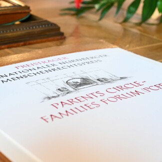 ( Bild: Christine Dierenbach / Christine Dierenbach / Stadt Nürnberg ) ... ins Goldene Buch der Stadt ein.