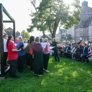 ( Bild: Christine Dierenbach / Christine Dierenbach / Stadt Nürnberg ) Am Sonntagmorgen, vor der Verleihung des Menschenrechtspreises, fand ein multirelgiöses Friedensgebet am Kubus der Religionen an der Frauentormauer statt.