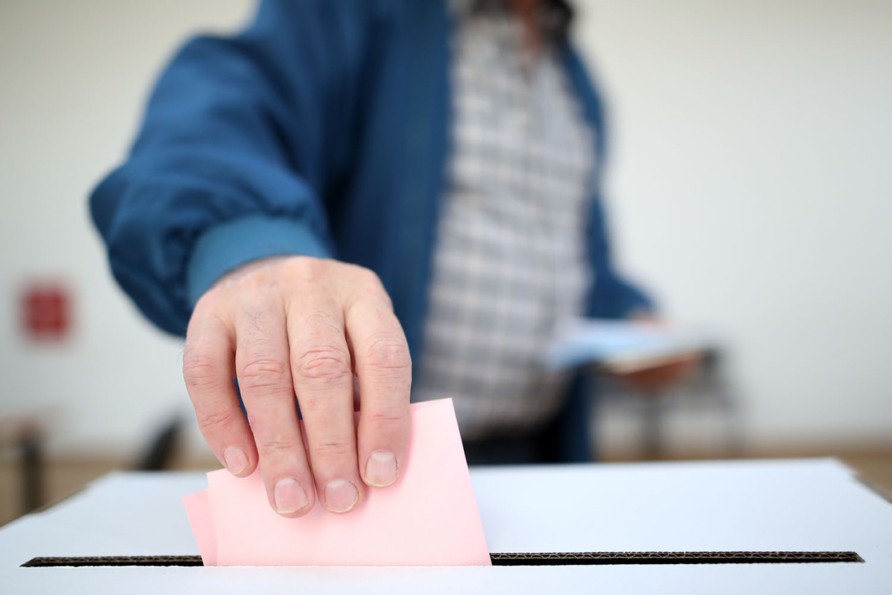 Bild © Damir - stock.adobe.com Ein Mann wirft seinen Stimmzettel in eine Wahlurne., Bild © Damir - stock.adobe.com