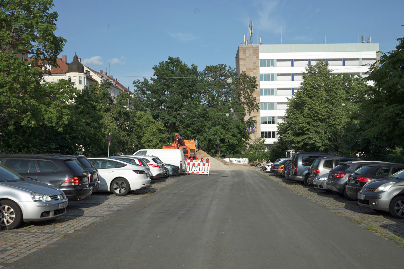 Bild © Leopold Werner / Stadt Nürnberg Parkende Autos am Keßlerplatz in Nürnberg., Bild © Leopold Werner / Stadt Nürnberg