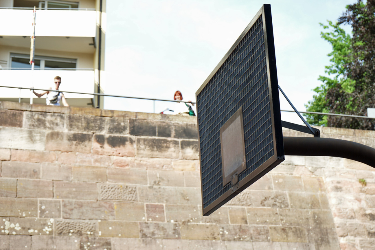 Bild © Leopold Werner / Stadt Nürnberg Basketballkorb an der Maxtormauer mit abmontiertem Ring., Bild © Leopold Werner / Stadt Nürnberg