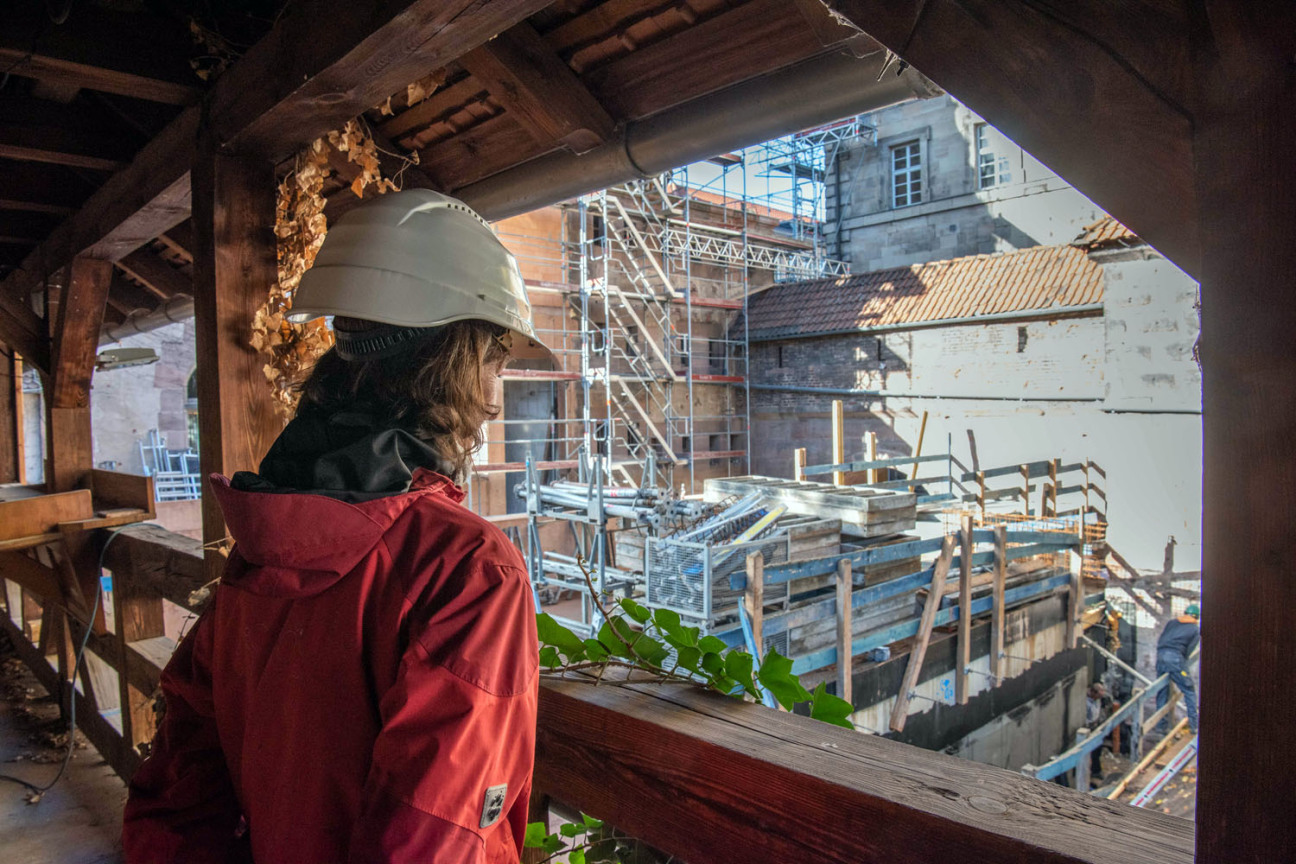 Bild © Christine Dierenbach / Stadt Nürnberg Architektin Anke Seitz auf der Baustelle im Künstlerhaus., Bild © Christine Dierenbach / Stadt Nürnberg