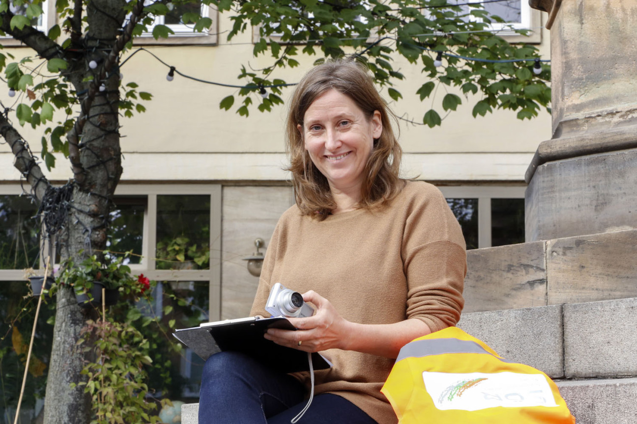 Bild © Giulia Iannicelli / Stadt Nürnberg Stadtbaum-Managerin Petra Wang macht sich Notizen zu einem Baum am Theresienplatz., Bild © Giulia Iannicelli / Stadt Nürnberg