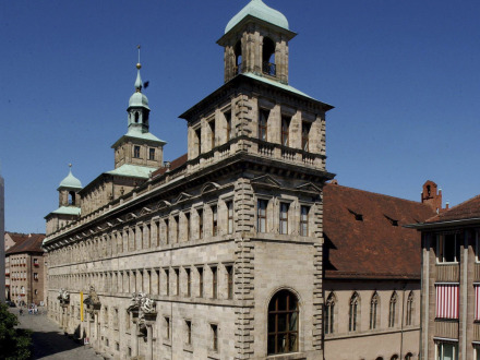 Das Bild zeigt das alte Rathaus von Nürnberg.