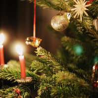 Weihnachtsbaum mit brennenden Kerzen