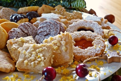 Bunter Teller mit Weihnachtskeksen